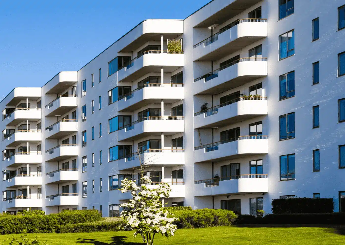 Façade d'immeuble collectif résidentiel avec balcons, illustration du diagnostic de performance énergétique à l'immeuble