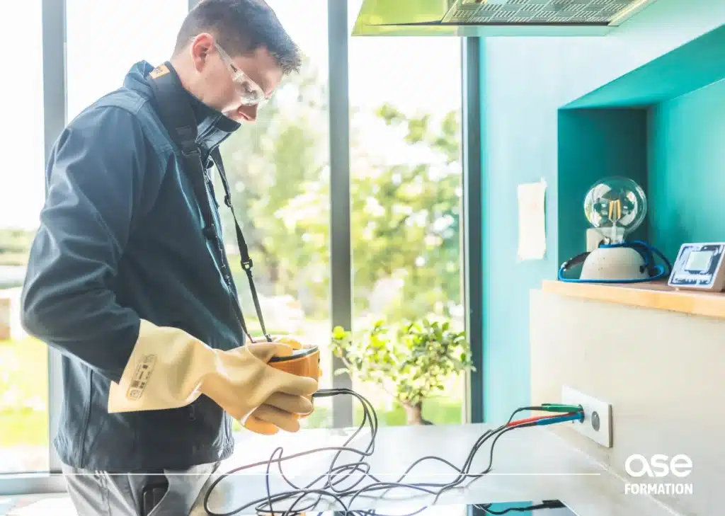 Diagnostiqueur immobilier en formation continue réalisant une mesure électrique lors d'un cas test pratique