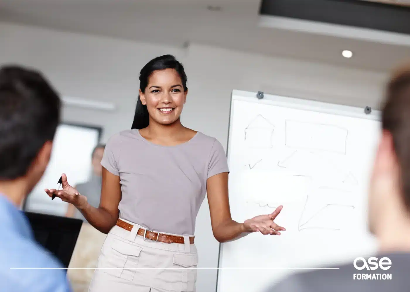 Ingénieure pédagogique ASE Formation animant une session de formation continue pour diagnostiqueurs immobiliers